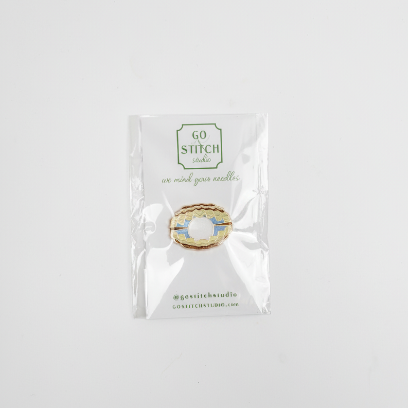 Scallop Shell Pearl with Glitter Accents Needle Minder Magnet